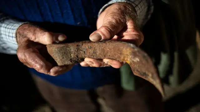 Praktek dan alat ekstraksi resin sering diturunkan dari generasi ke generasi