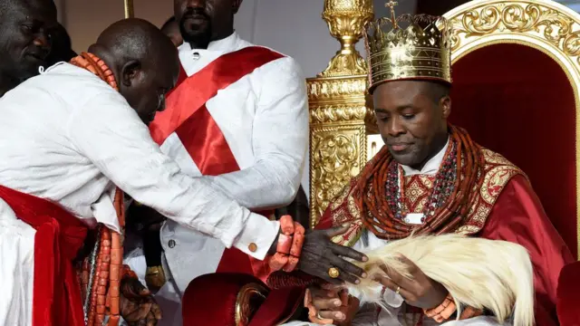 Na nchini Nigeria, Prince Tsola Emiko anatawazwa kuwa olu mpya, au mfalme, wa Warri.