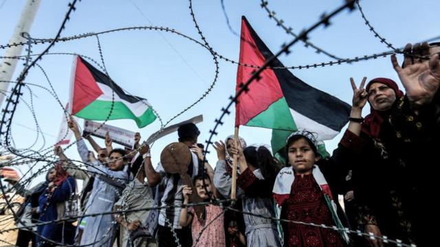 Palestinos manifestando no dia da Nakba
