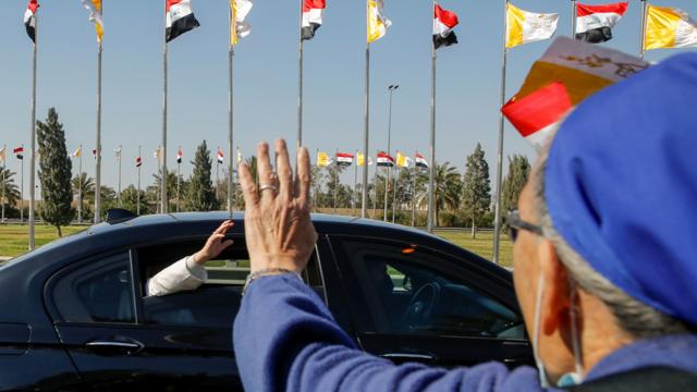 بغداد - البابا يحيي مستقبليه اثناء توجه موكبه من مطار بغداد الى القصر الجمهوري