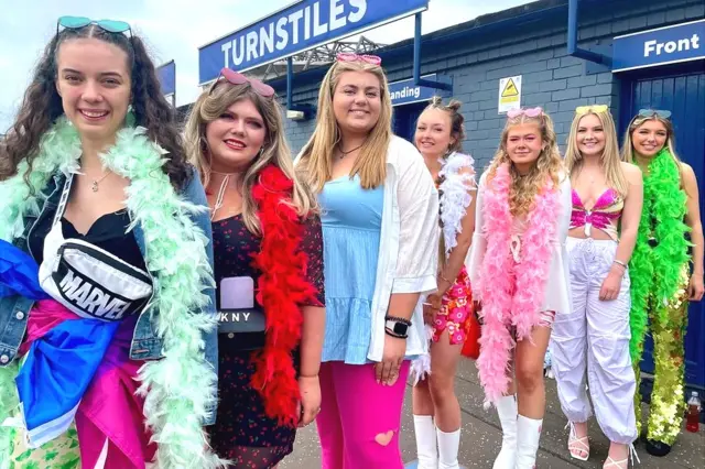 Harry styles クルー ツアー スタッフ 2022 Harry on stage in