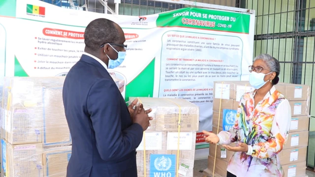 En avril 2020, le ministre de la Santé, Abdoulaye Diouf Sarr reçoit un lot d'équipements de l'OMS pour le personnel soignant.