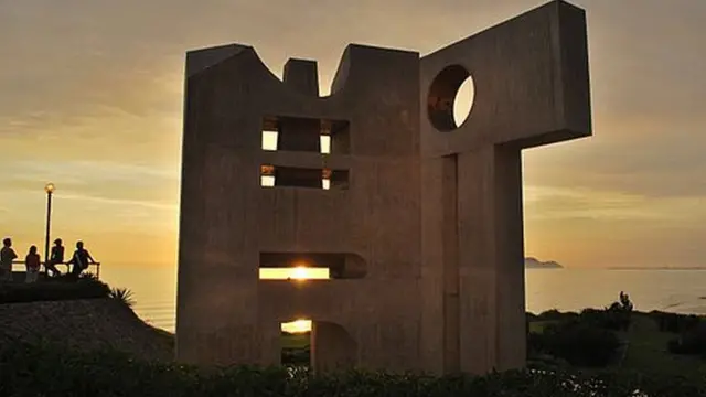 Escultura "Intihuatana" de Fernando de Szyszlo en el malecón de Lima.