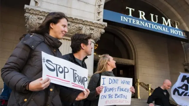 Wanaharakati nje ya hoteli ya Trump International