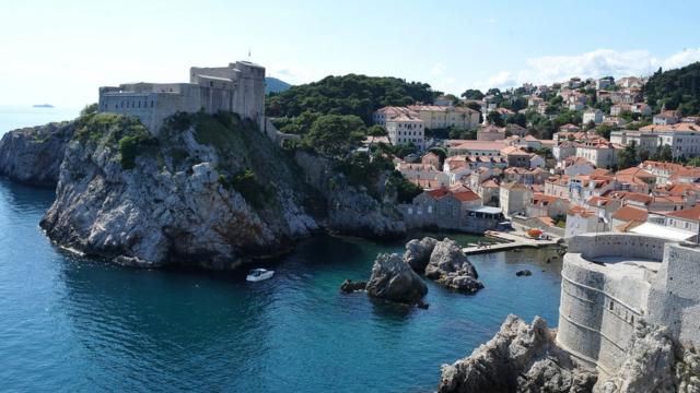 Muros de defensa medievales rodean la ciudad histórica de Dubrovnik.
