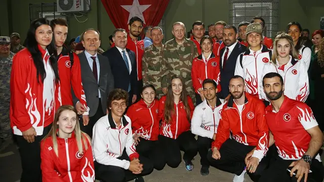 تعدادی از ورزشکاران ترکیه هم رئیس جمهور ترکیه را در سفر به حاتای همراهی کردند