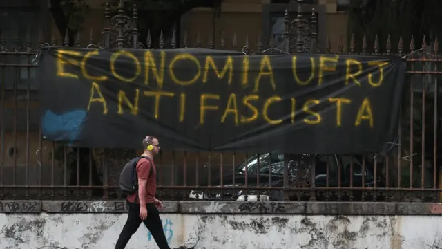 Faxia antifascista dos alunosbet 365 appeconomia da UFRJ