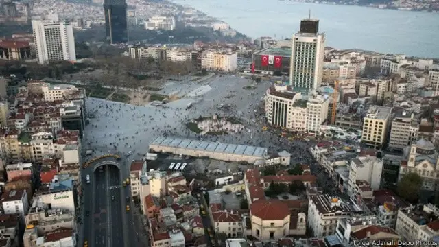 Mart 2015'te #AKMdeyiz girişimi kuruldu ve binanın güçlendirme ve iyileştirme çalışmalarının derhal başlamasını talep etti. 27 Mart'ta "Kapattınız, işgal ettiniz, talan ettiniz! AKM'yi istiyoruz!" diyerek bir suç duyurusunda bulunuldu. (Fotoğraf: Tolga Adanalı Depo)