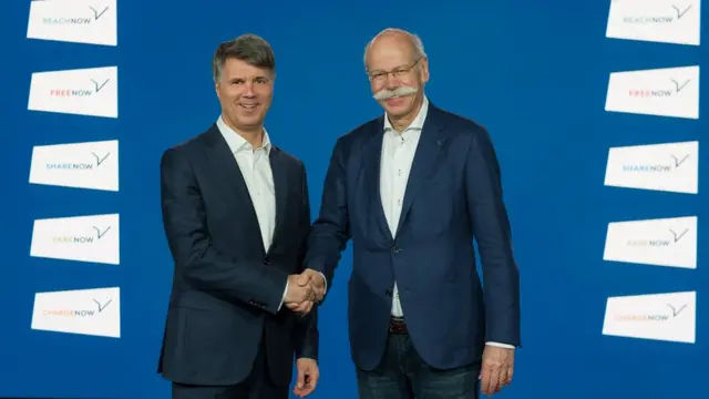 هارالد کروگر، مدیر گروه ب‌‍ام‌و (چپ) و دیتر زچه مدیر دایملر آغاز همکاری مشترک دو شرکت را اعلام کردند