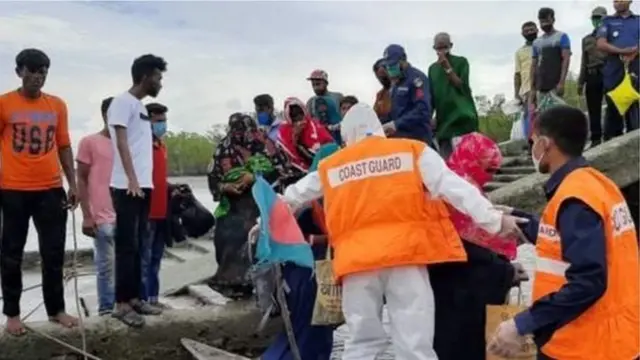 সাতক্ষীরার শ্যামনগরে মানুষজনকে নিরাপদ আশ্রয়ে সরিয়ে নেওয়ার কাজ চলছে।