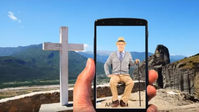 AR을 통해 고인의 사진이나 메시지를 나타나게 하는 서비스도 있다