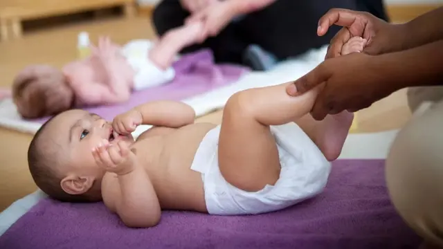 L'utilisation du massage pour bébé devient populaire ailleurs et les parents peuvent suivre des cours dans de nombreux pays