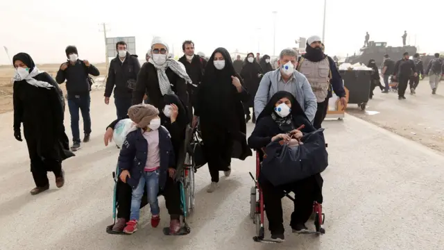 زوار إيرانيون يعبرون الحدود العراقية في مهران متوجهين إلى كربلاء