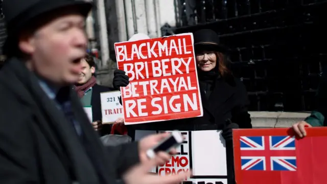 支持脱欧的英国民众在议会外抗议