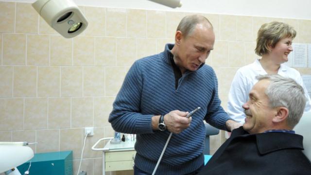 Путин в шутку лечит чиновника
