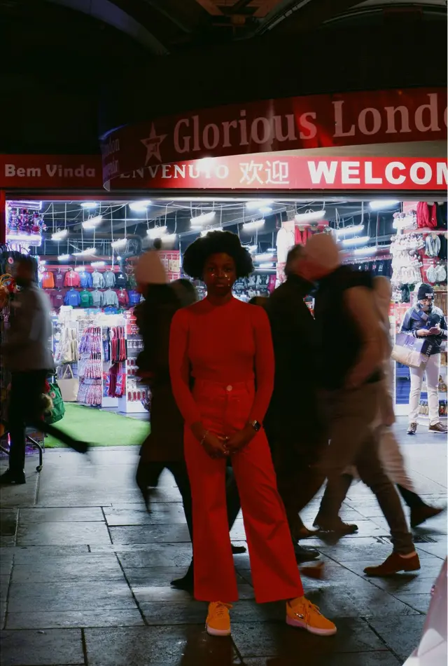 Žena u gužvi na ulici