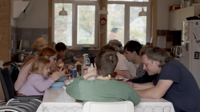 Подопечные дома Раздолье за столом