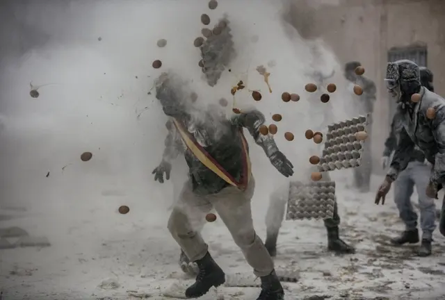 جنگ آرد در اسپانیا از آنتونیو جیبوتا است. این مراسم سالانه به یک واقعه تاریخی - مذهبی ارتباط دارد که در آن هیرود، پادشاه یهودیه دستور داد برای یافتن مسیح همه نوزادان شهر را بکشند.