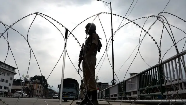 காஷ்மீர்: ``பக்ரீத் பற்றி யாருக்கு கவலை? எங்கள் குடும்பங்கள் குறித்தே அறிய நாங்கள் விரும்புகிறோம்.''