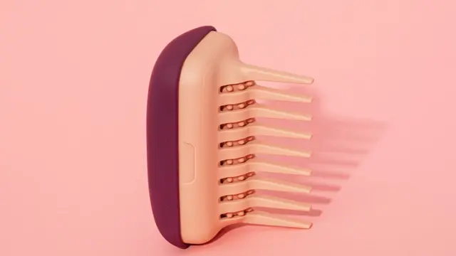 Le Deluxe Detangler muni d'un réservoir que vous pouvez remplir avec le soin capillaire de votre choix et ça permet de démêler les cheveux en douceur.