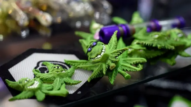 Emblemas por la legalización de la marihuana