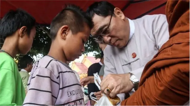 လူမှုဝန်ထမ်းကယ်ဆယ်ရေးနဲ့ ပြန်လည်နေရာချ ထားရေးဝန်ကြီး ဒေါက်တာဝင်းမြတ်အေး ကတော့ လားရှိုး၊ မန်ဆူဘုန်းကြီးကျောင်းကို လာရောက် စစ်ဘေး ရှောင်ကြတဲ့ ဒေသခံတွေကို သြဂုတ်လ ၁၉ရက်နေ့ မနက်မှာ စားနပ်ရိက္ခာများလာရောက် ထောက်ပံ့ပေးခဲ့ပါတယ်။