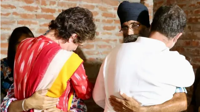 லக்கிம்பூர் சம்பவத்தில் பலியானவரின் குடும்பத்தினருக்கு ஆறுதல் கூறும் பிரியங்கா காந்தி, ராகுல் காந்தி