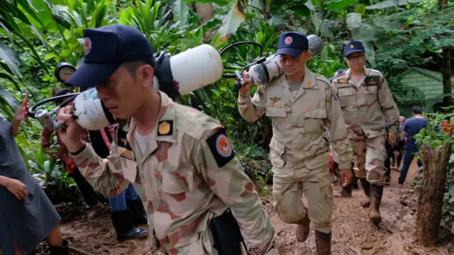 Miembros de los cuerpos locales de rescate.