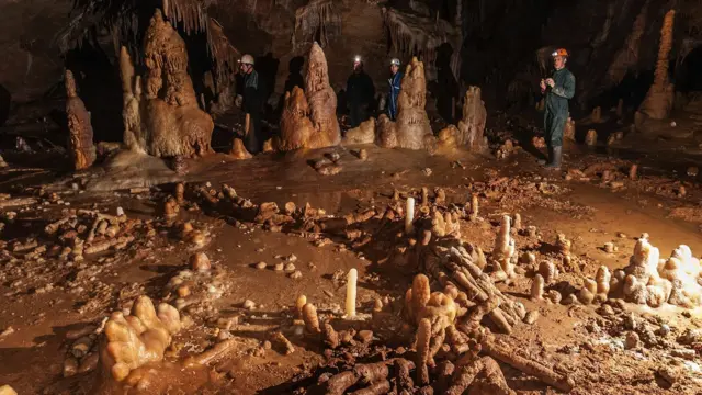 Veruje se da su fantastične prstenove stalagmita u Brunikelskoj pećini minuciozno napravili Neandertalci