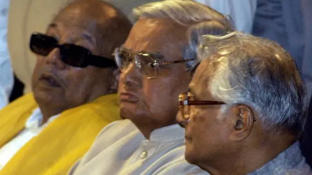 கருணாநிதி வாஜ்பேயியுடன்