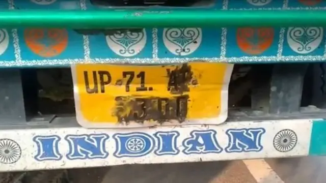 जिस ट्रक से एक्सीडेंट हुआ उसका नंबर छिपाया गया था.
