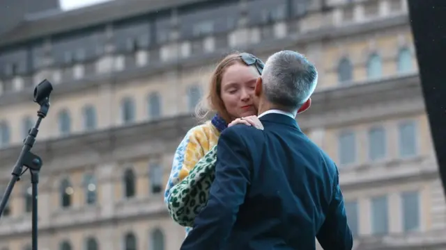 لیل کول، بازیگر و مدل بریتانیایی در حال روبوسی با صادق خان، شهردار لندن