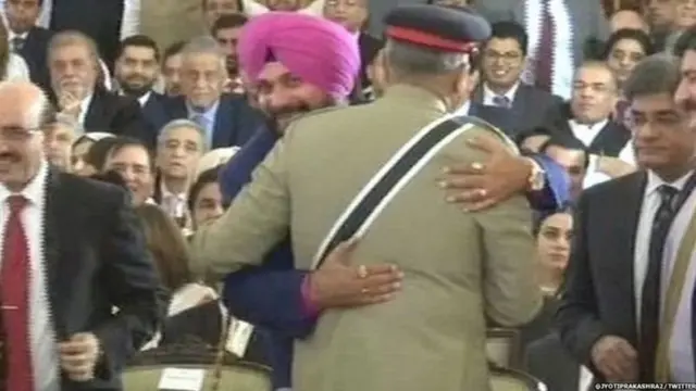 ਪਾਕਿਸਤਾਨ ਦੇ ਫੌਜ ਮੁਖੀ ਜਨਰਲ ਕਮਰ ਜਾਵੇਦ ਬਾਜਵਾ ਨੂੰ ਜੱਫੀ ਪਾਉਂਦੇ ਪੰਜਾਬ ਦੇ ਕੈਬਨਿਟ ਮੰਤਰੀ ਨਵਜੋਤ ਸਿੰਘ ਸਿੱਧੂ