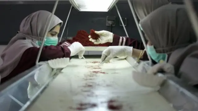 براساس اعلام وزارت تعاون، کار و رفاه اجتماعی، بیش از ۱۳ میلیون نفر در ایران، نیروی کار مشمول قانون کار محسوب می شوند