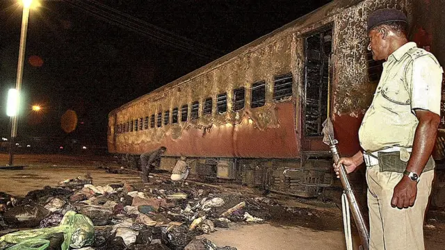 எரிந்த நிலையில் ரயில்