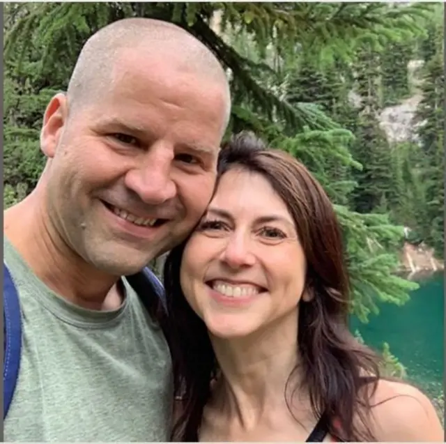 سکاٹ مکینزی اپنے شوہر کے ہمراہ