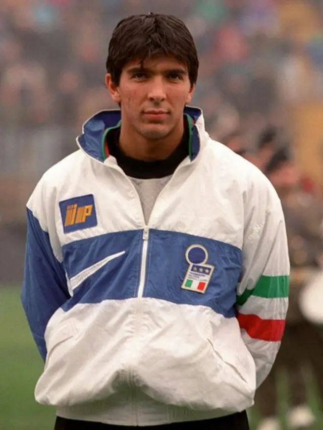 بوفون اولین بازیش برای تیم ملی ایتالیا را در ۱۸ سالگی انجام داد