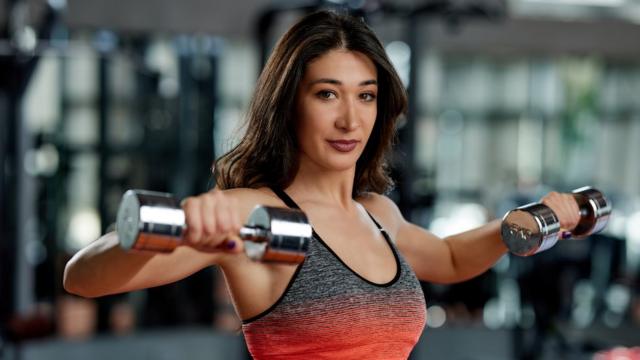 Por qué levantar pesas es fundamental para las mujeres antes y después de  la menopausia (más que los ejercicios de movilidad) - BBC News Mundo