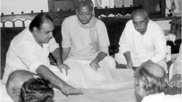 વિશ્વ હિંદુ પરિષદના અશોક સિંઘલને સૂચિત રામમંદિરનો નકશો બતાવતા સોમપુરા