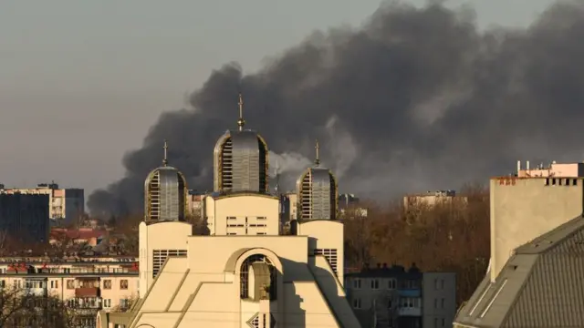 লাভিভ শহর, পেছনে উড়ছে ধোঁয়ার কুন্ডলি।