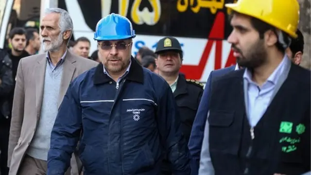 محمد باقر قالیباف، شهردار تهران پس از حادثه پلاسکو لباس آتش نشانی بر تن کرد و در محل حادثه حاضر شد