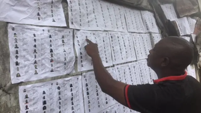Pesin wey dey look voters register for Port Harcourt.