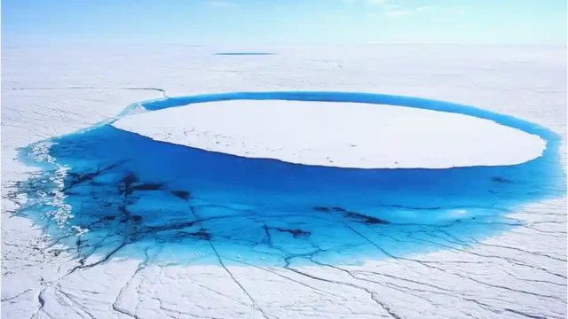 แอ่งน้ำซึ่งเกิดจากน้ำแข็งละลายที่กรีนแลนด์ สะท้อนถึงความรุนแรงของภาวะโลกร้อน