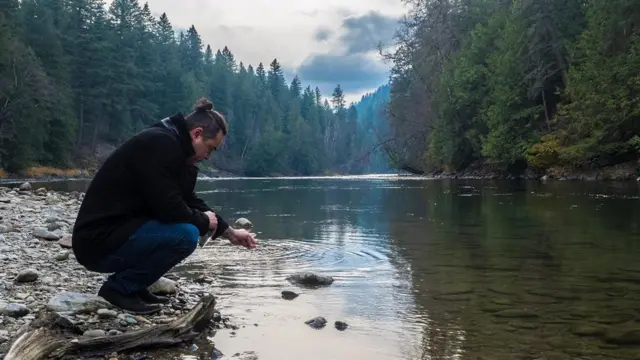 Un hombre junto a un río
