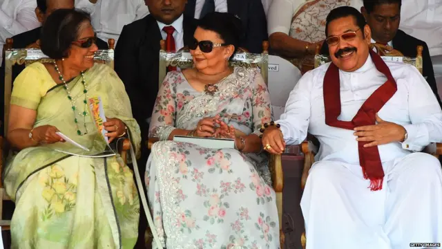 හිටපු ජනපතිනි චන්ද්‍රිකා කුමාරතුංග (වමේ) සහ අගමැති මහින්ද රාජපක්ෂ (සංරක්ෂිත ඡායාරූපයකි)