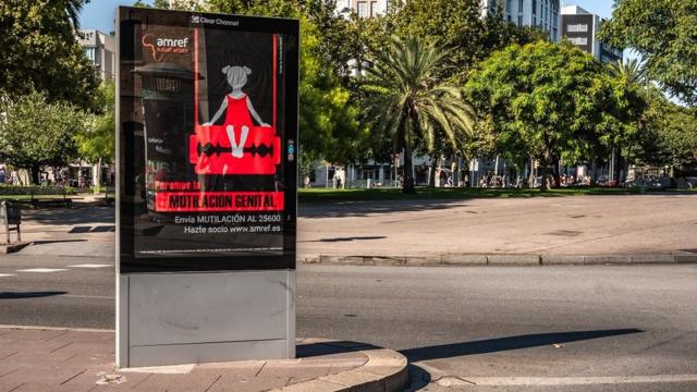 Un cartel contra la MGF en Barcelona