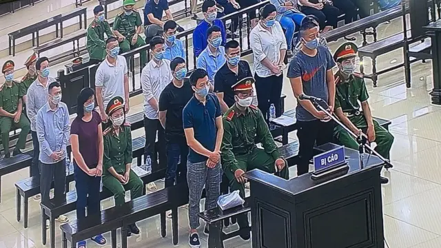 Hai bị cáo bị xét xử về tội “vi phạm quy định về kế toán gây hậu quả nghiêm trọng” trong khi 12 bị cáo còn lại bị xét xử về tội “buôn lậu”.