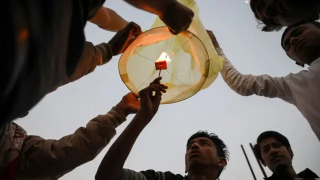 উৎসবের সন্ধ্যায় ফানুশও ওড়ানো হয় প্রত্যেকটি ছাদ থেকে।
