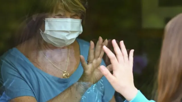 รัฐบาลไทยเชื่อว่าการให้คนไข้พักรักษาตัวที่บ้านถ้าอาการไม่มากเช่นในต่างประเทศ ป้องกันการแพร่กระจายเชื้อไม่ได้