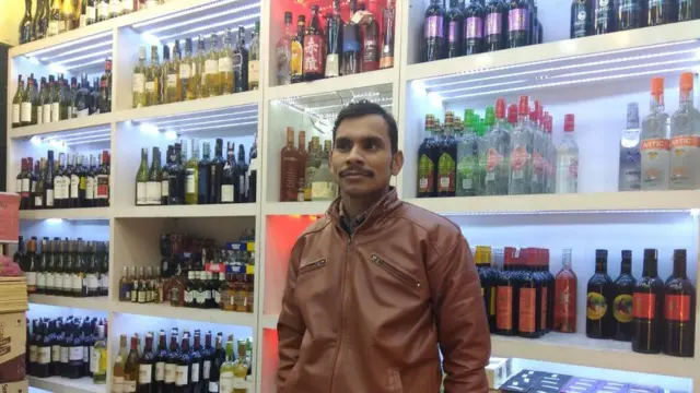 દારુની દુકાનમાં વ્યક્તિની તસવીર